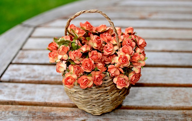 košík s umělými květinami